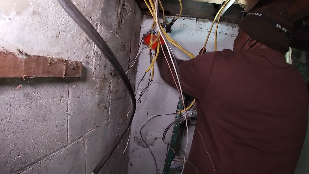 PT 2, Donald giving class on Electrical at Stev-2169