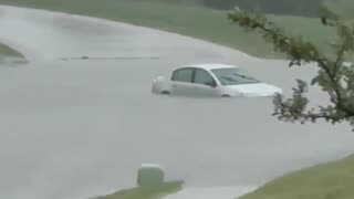 Video: Several vehicles trapped in flooded roadways in Davenport, Iowa; Flash Flood