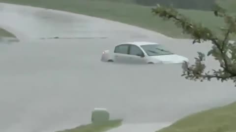 Video: Several vehicles trapped in flooded roadways in Davenport, Iowa; Flash Flood