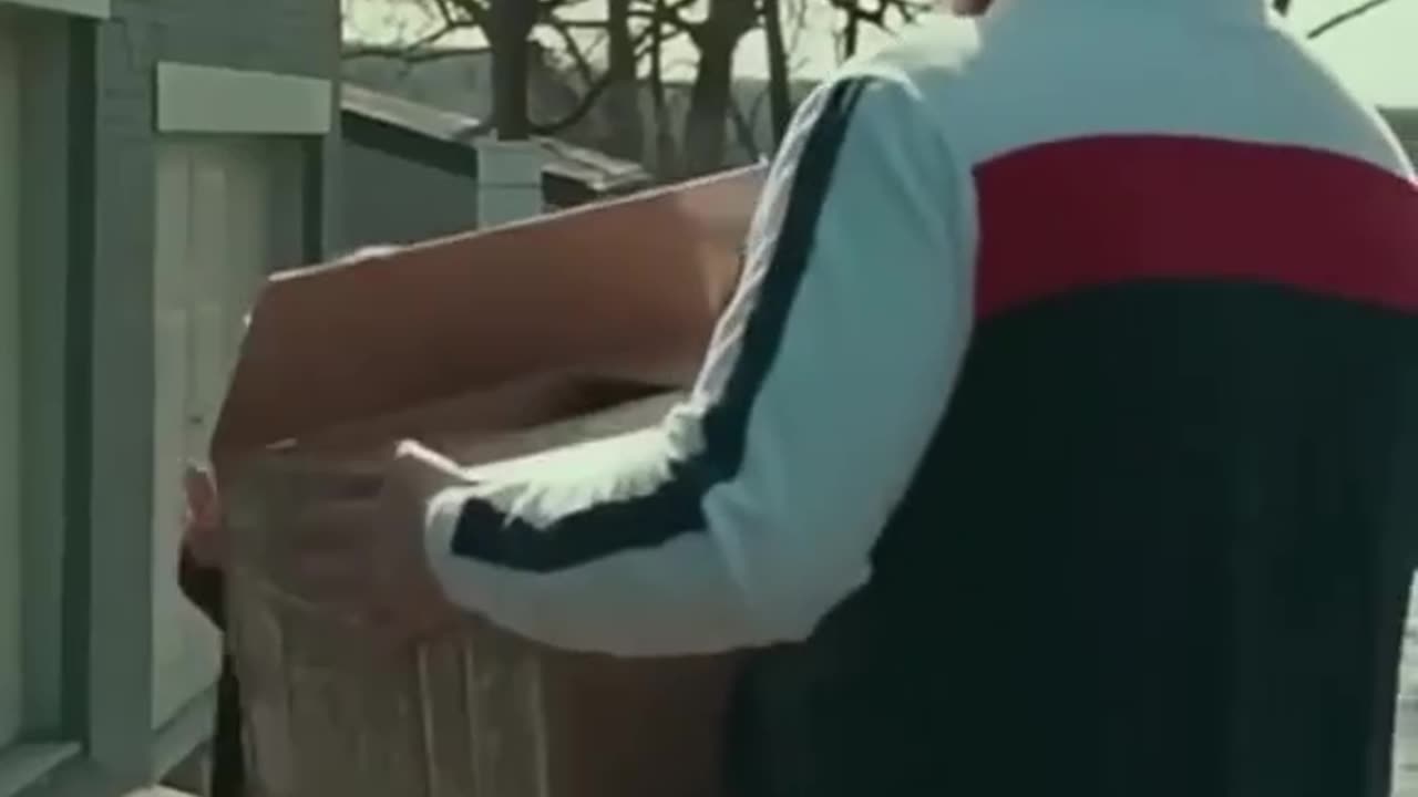 Un vecino recoge a un gatito congelado😳