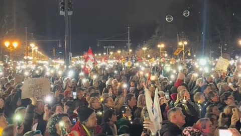 100.000 people singing “Resist, resist fascism in this country, stand firmly together.”