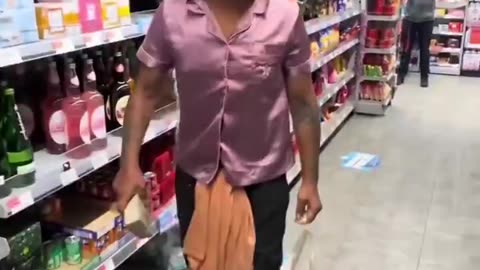 🚨🇬🇧 A migrant robbed a supermarket in London.