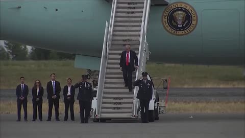 B-2 Bomber & Fighter Jets Fly Over Trump & Putin on Alaska Tarmac