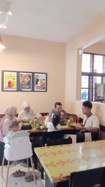 Makan bersama di warung super sambal
