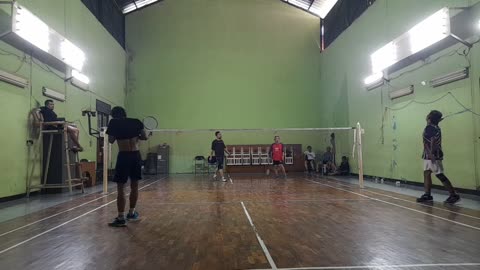 How to Play Singles in Badminton – Strategy and Tips