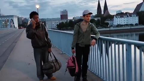 Dwóch typów na bezczelu ładuje się przez granicę z Niemiec... Jeden z Mozambiku a drugi z