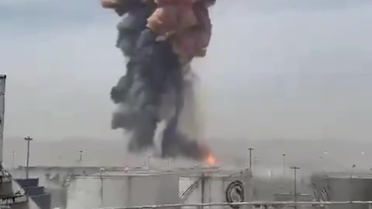 Huge explosion at the port of Bandar Abbas in Iran