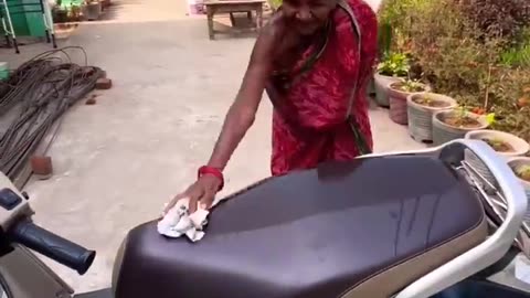 “Shampoo Trick Gone Hilarious – Grandma’s Got Skills! 👵🤣”