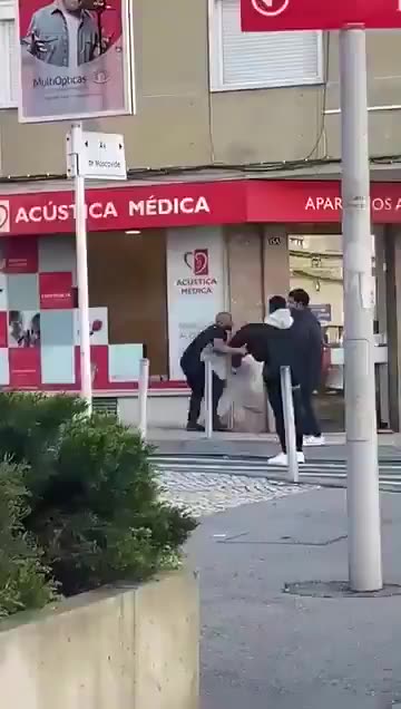 Fake asylum seekers want to rob a Portuguese man, but then discover that it would