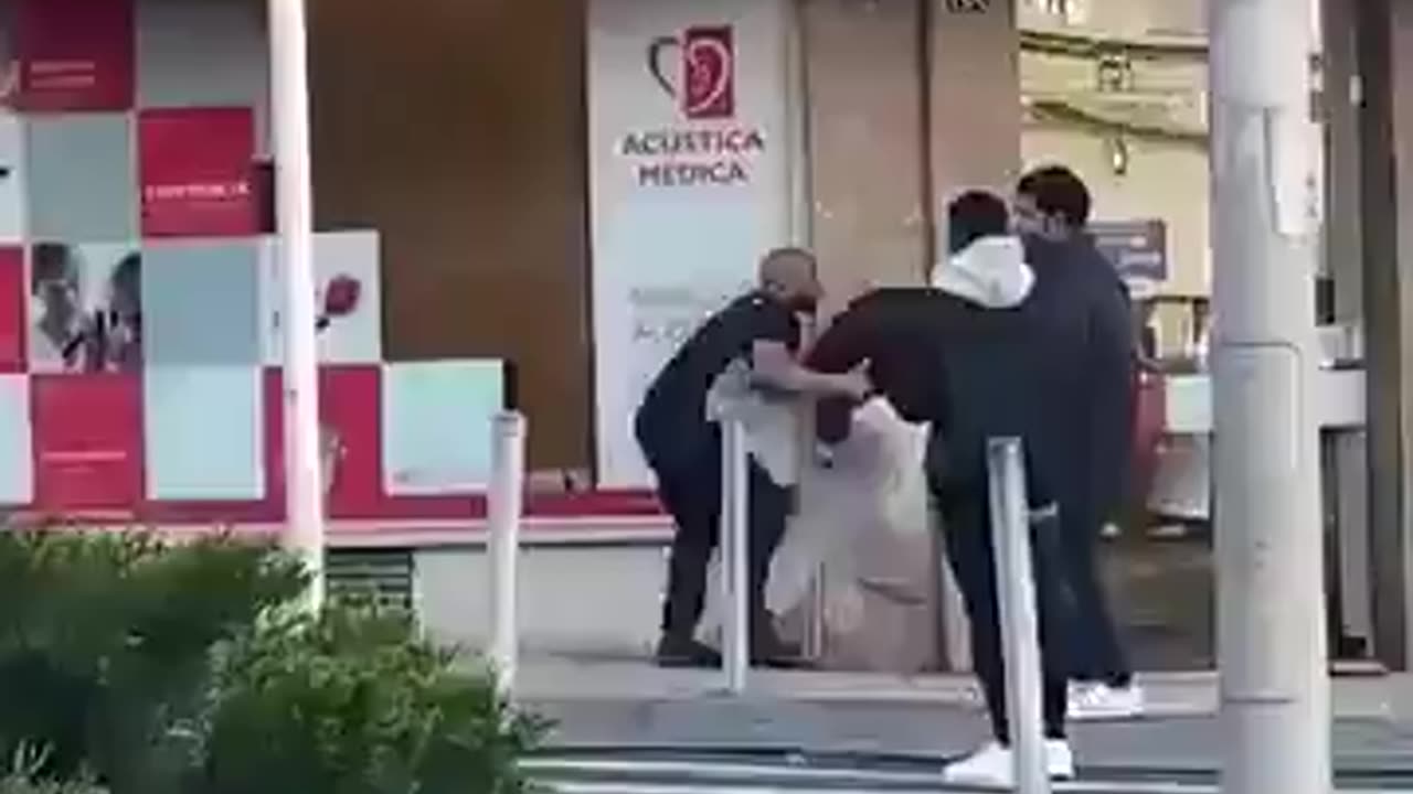 Fake asylum seekers want to rob a Portuguese man, but then discover that it would