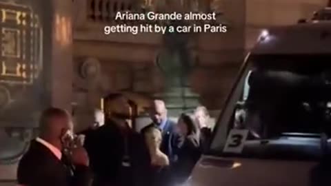 Momente paniku për Ariana Granden, këngëtarja i shpëton mrekullisht përplasjes