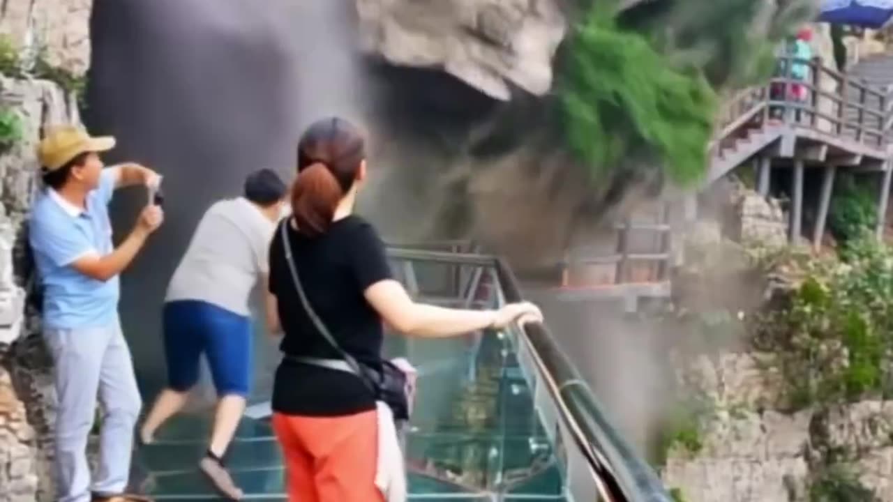 لحظه‌ی فروریختن صخره روی پل