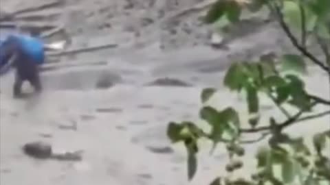 उत्तरकाशी में बादल फटने से एक दर्जन से ज्‍यादा लोगों के मलबे में दबने की सूचना है