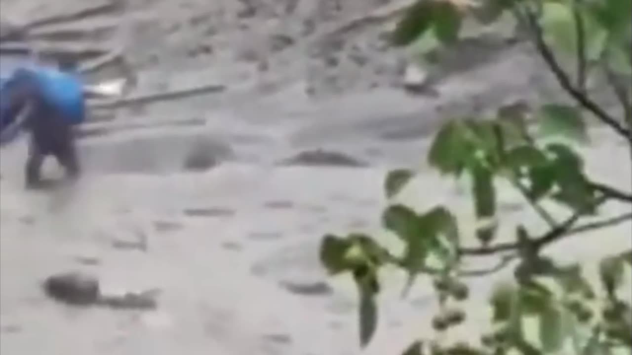 उत्तरकाशी में बादल फटने से एक दर्जन से ज्‍यादा लोगों के मलबे में दबने की सूचना है