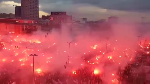 🔥Zobaczcie, jaka niesamowita atmosfera panuje na Marszu Niepodległości w Warszawie.
