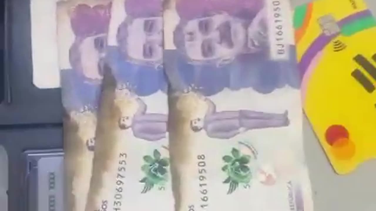 Cajero entrega billetes quemados