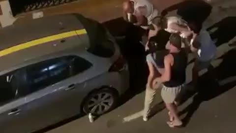 🇪🇸‼️ A North African migrant in Spain knocks out a woman in the middle of the street.