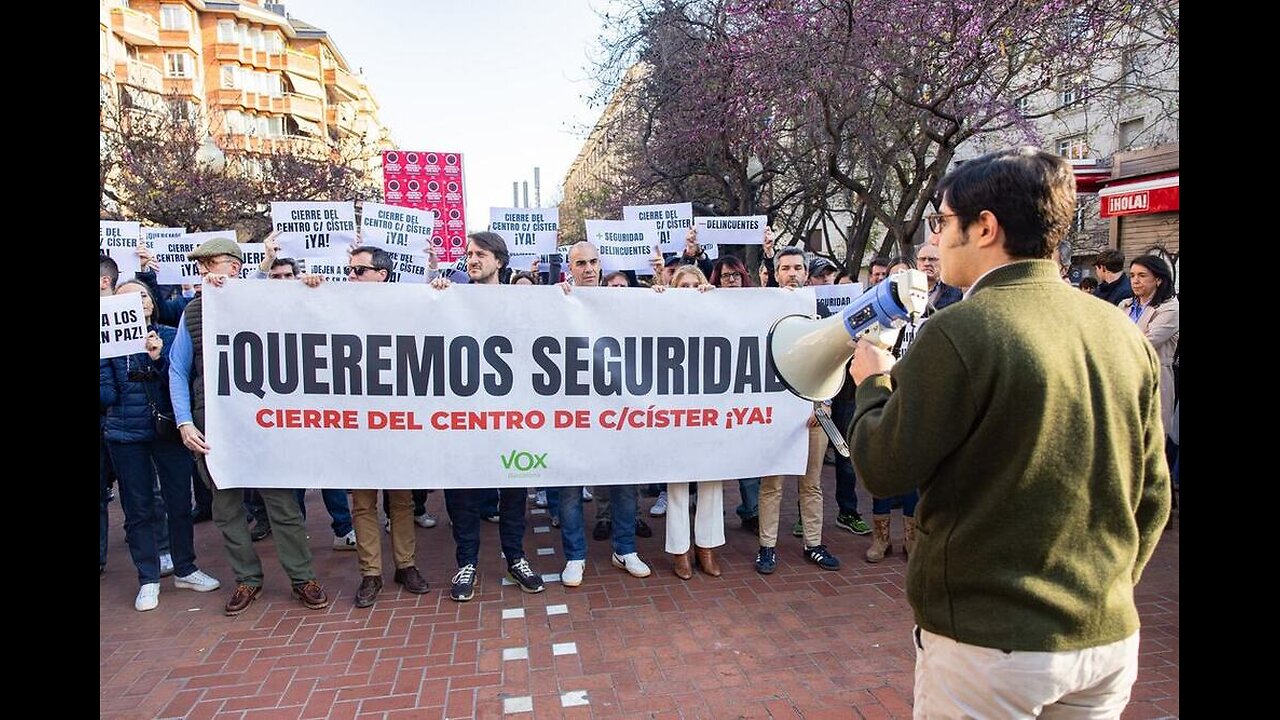 Concentración contra Centro de Primera Acogida de inmigrantes ilegales en calle Cister de Barcelona