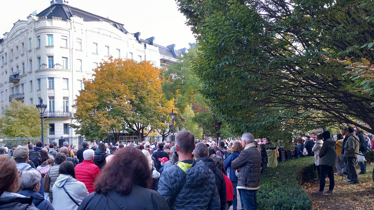 Több százan tiltakoztak Budapesten a kötelező gyermekoltások ellen