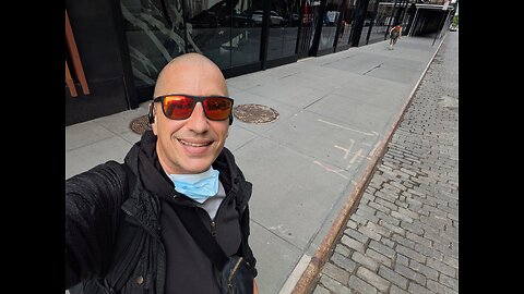 I'm raising money for startups from accredited investors.