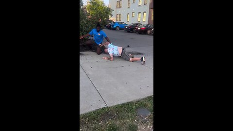 Store Defense: Man Overpowers Two Thieves in Broad Daylight