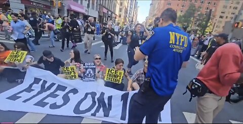 ANTI-ICE ACTIVIST BLOCK👮‍♂️🏬🚨👩‍🎤👮🏻‍♀️🧟 👨‍🎤📸STREET OUTSIDE ICE BUILDING🚔🧟‍♀️👮🚨🧑‍🎤🧟‍♂️💫