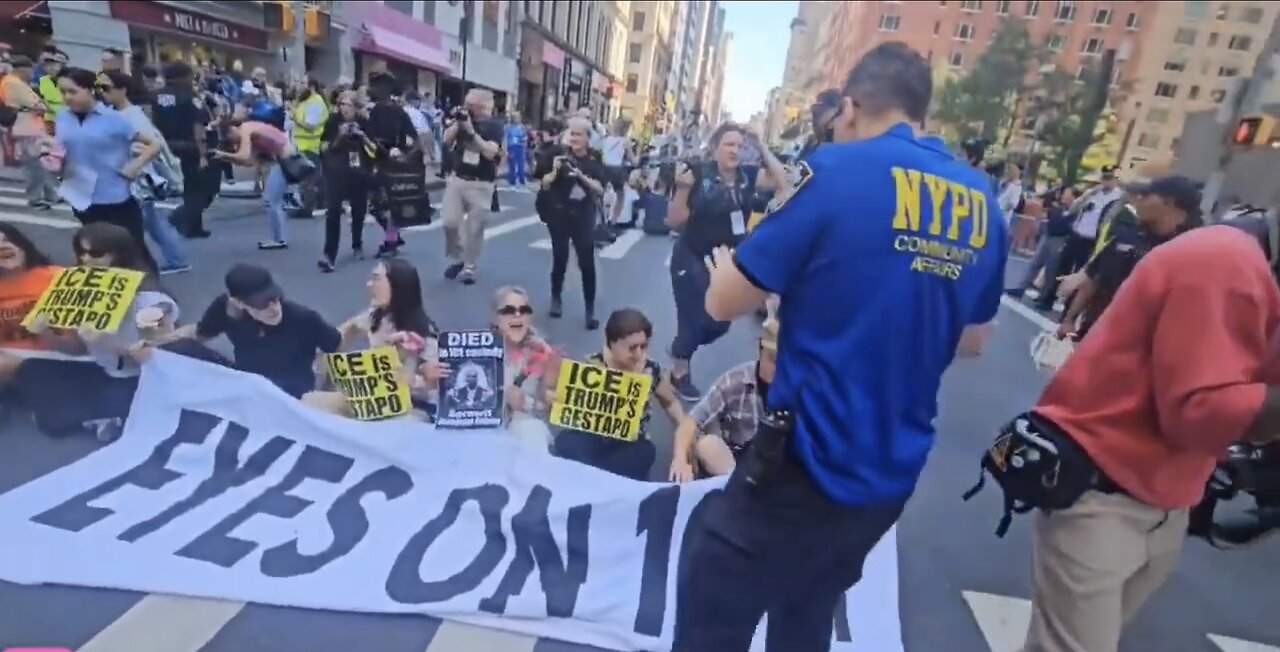 ANTI-ICE ACTIVIST BLOCK👮♂️🏬🚨👩🎤👮🏻♀️🧟 👨🎤📸STREET OUTSIDE ICE BUILDING🚔🧟♀️👮🚨🧑🎤🧟♂️💫