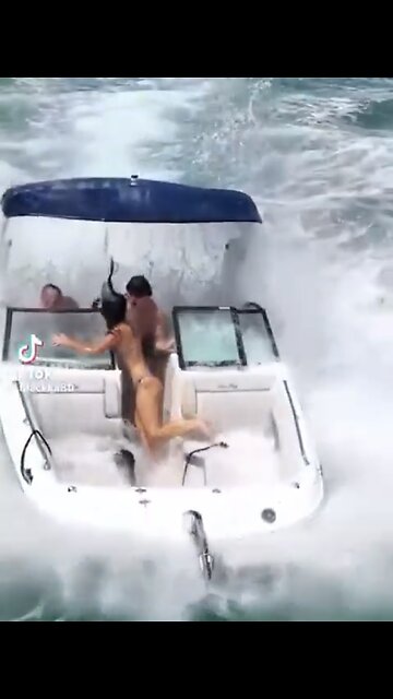 BOAT RIDING ON THE ROUGH SEAS🛟🌊🛥️📸CAN CAUSE BODILY HARM🌊🛥️🏊‍♀️💫