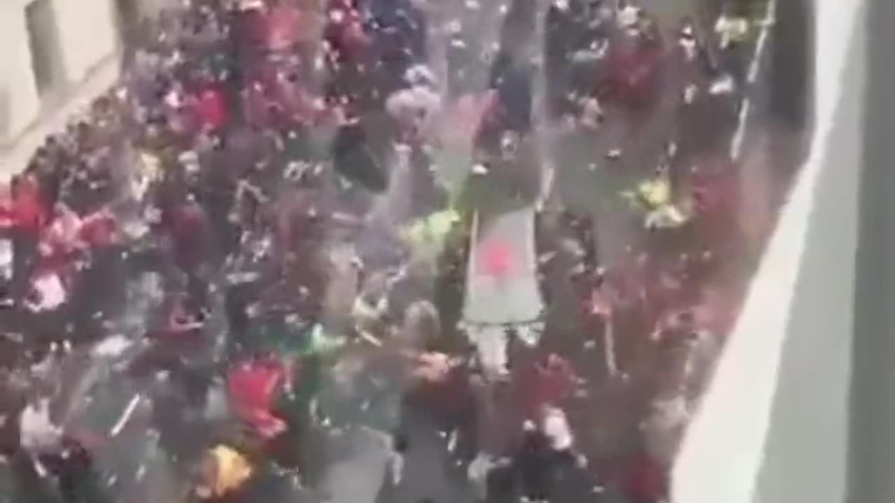 Car drives into crowd at Liverpool trophy parade