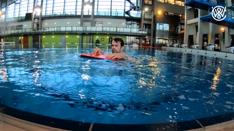 LEARN HOW TO FLOAT IN WATER IN 5 STEPS - FEEL SAFE ON THE DEEP END OF THE POOL