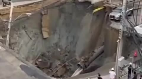 MASSIVE ROAD COLLAPSE 🕳 IN BANGKOK 🇹🇭 THAILAND