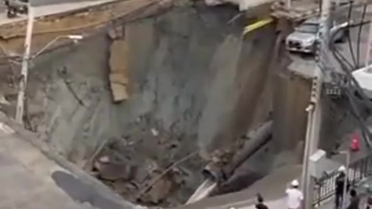 MASSIVE ROAD COLLAPSE 🕳 IN BANGKOK 🇹🇭 THAILAND