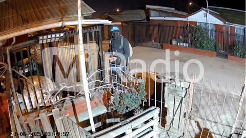 Sujeto roba foco LED en Las Compañías