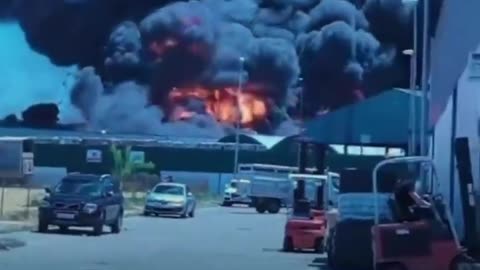 Alerta sanitaria en España por explosión en planta química cerca de Sevilla