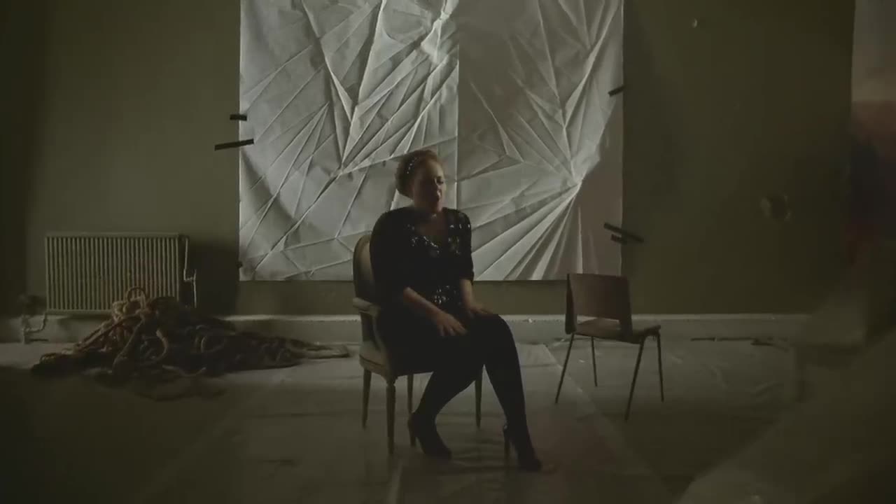 Adele rolllling in tha deep ( officin song )