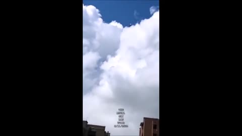 Le « Metal Sky Man » filmé en train de planer au-dessus des nuages dans l'Utah.