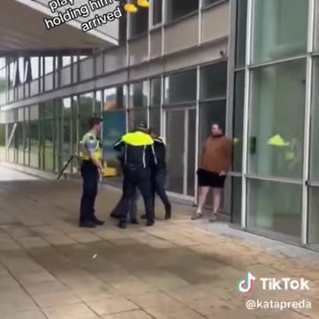 📍 Dublin An African migrant attempts to break into an apartment.