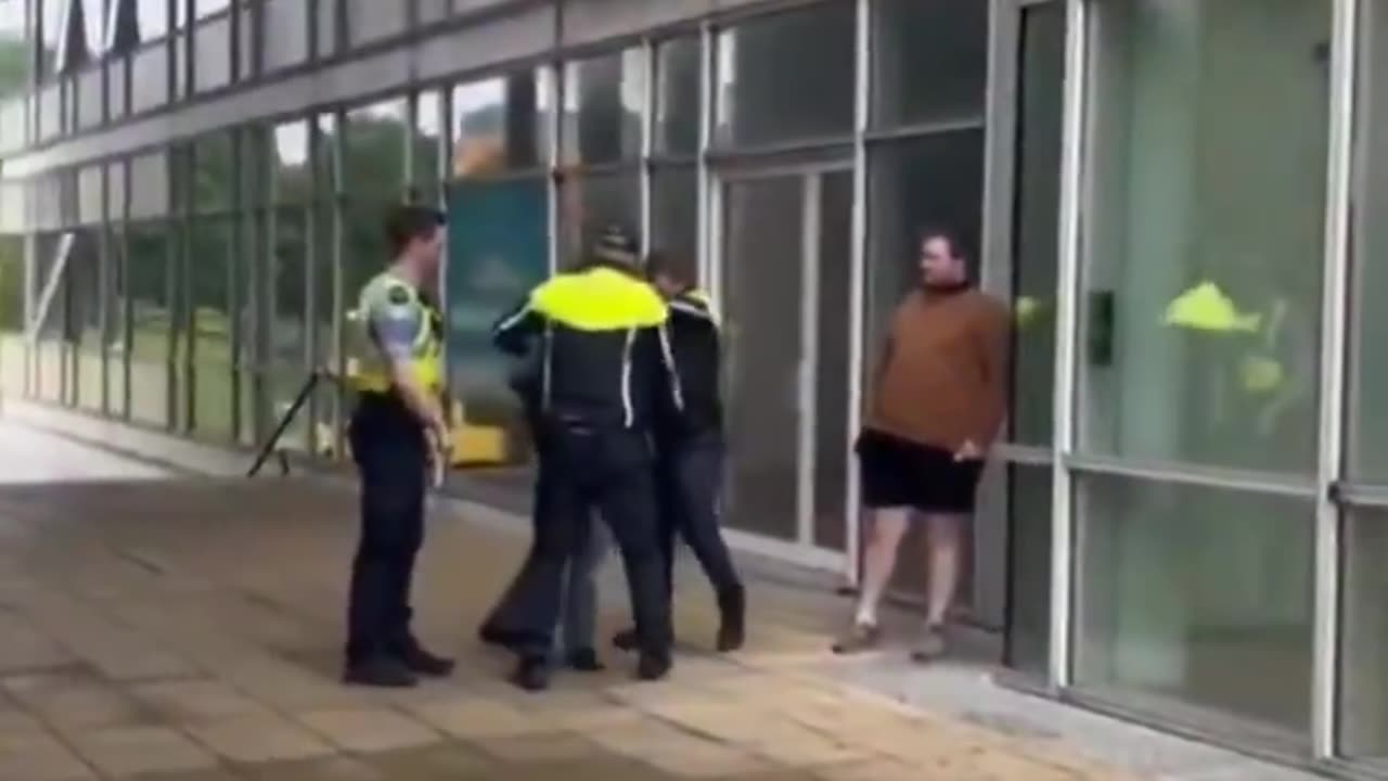 📍 Dublin An African migrant attempts to break into an apartment.