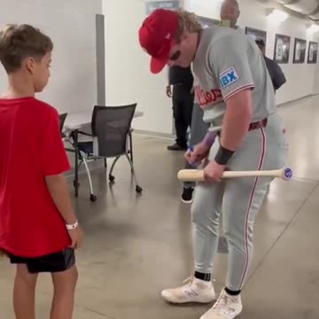 Bleacher Report - Phillies Surprise Young Fan After Home Run Ball Incident!