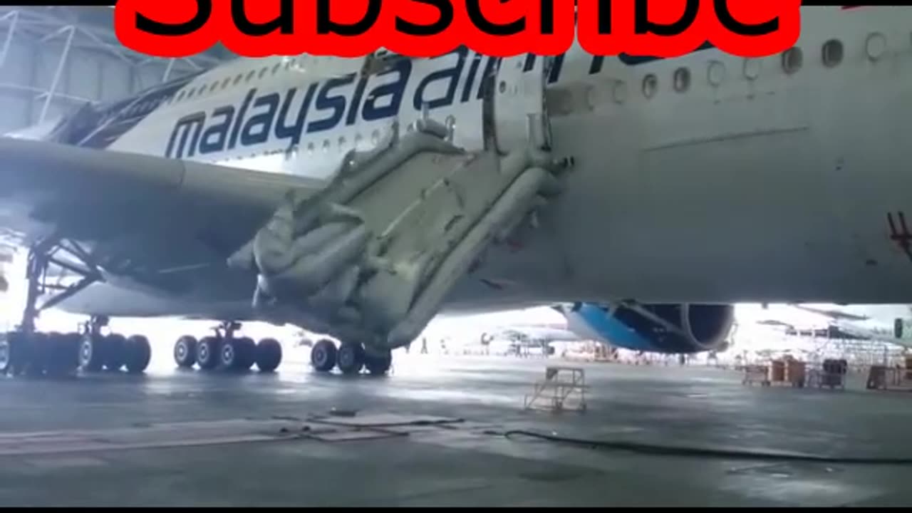 Watch How Malaysian Airlines Escape Slide Shooting #Aviation #Fly #AeroArduino ...