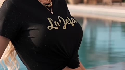 Feeling like a boss on the beach… should I wear this every sunset or what? #LaJefaVibes #BeachGlow