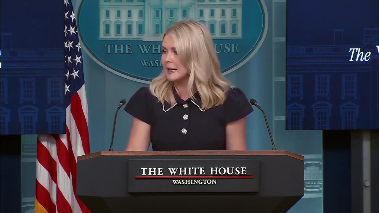 🚨🔥Karoline Leavitt reads a poll from the Washington Post..