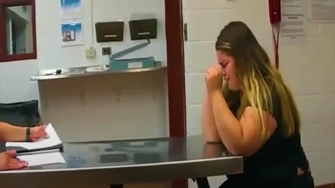 Mujer deja encerrados en su auto a 3 niños
