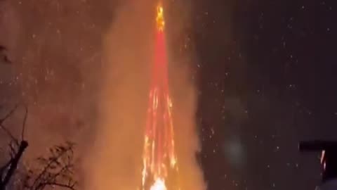 La torre de una iglesia famosa de Ámsterdam es devorada por un horrible incendio