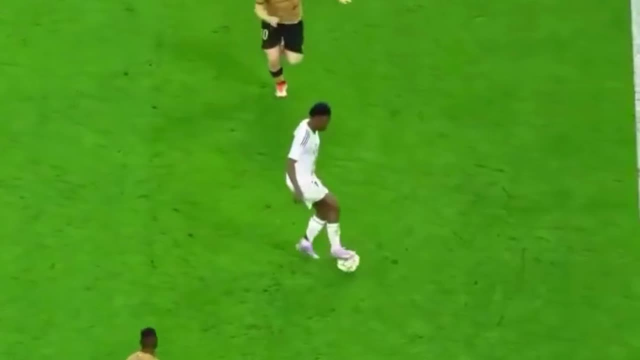 Vinicius STUNS Real Madrid fans with just one action vs Real Sociedad - caught on camera