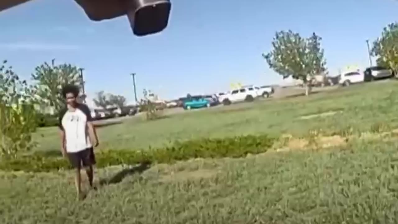 Muere un afroamericano desarmado por disparos policiales