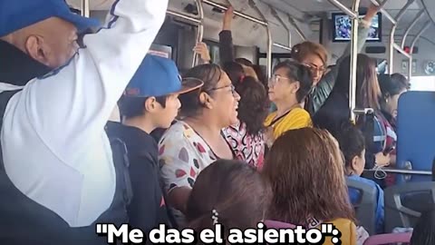 La batalla por un asiento en el metrobús