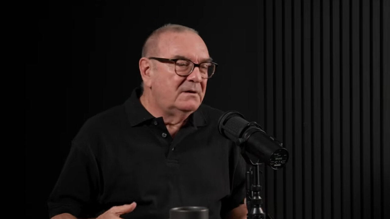 Using Red Light to Improve Metabolism & the Harmful Effects of LEDs | Dr. Glen Jeffery