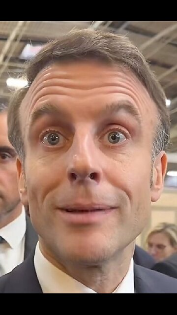 The mighty Macron strides proudly and reviews the troops! 🐕