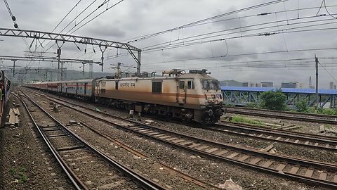 Banaras Superfast Express at Thane